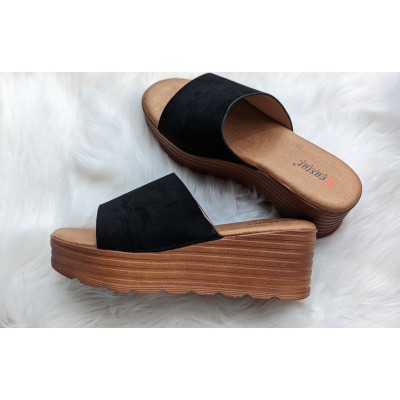 Čierne šľapky na platforme