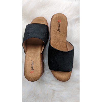 Čierne šľapky na platforme